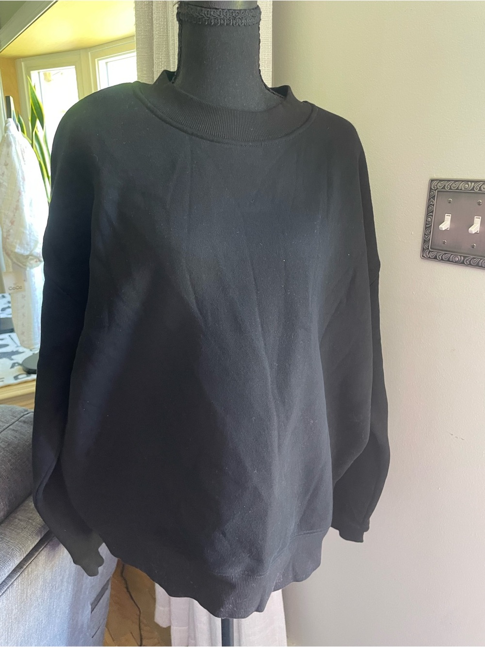 Classic Black Crewneck Sweatshirt Relaxed Fit  IF YOU KNOW YOU KNOW THE QUALITY